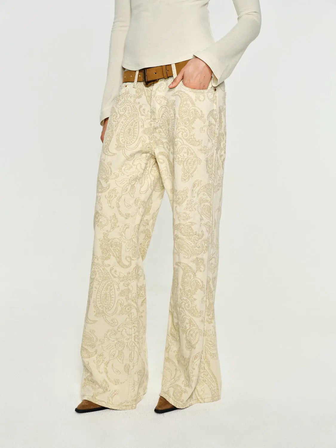 Casual jeans with beige paisley print and wide-leg silhouette