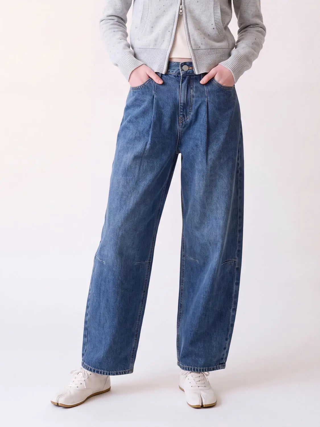 Jeans, blue denim, wide-leg silhouette with classic stitching