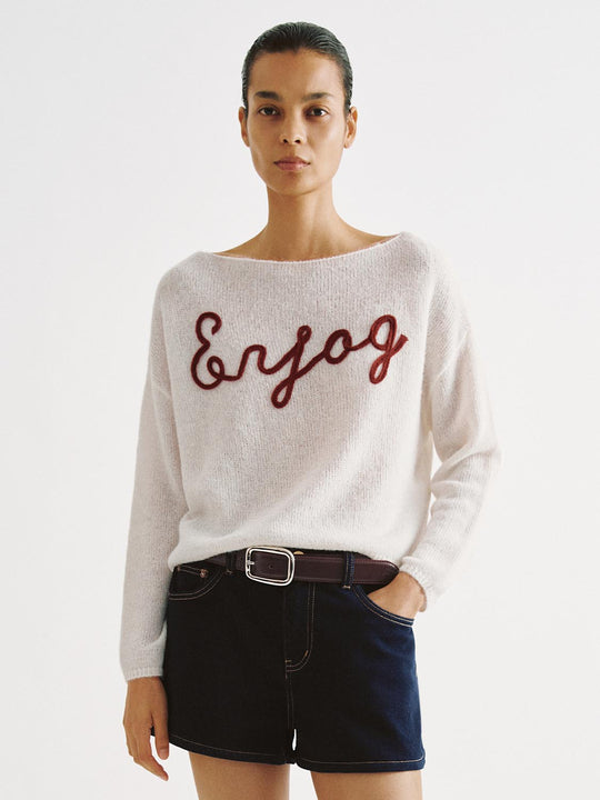 Leichter Strickpullover mit roter Schriftstickerei