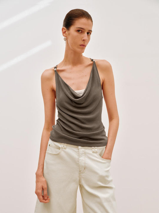 Luxuriös drapiertes Stricktop mit Wasserfallausschnitt und schmalen Trägern