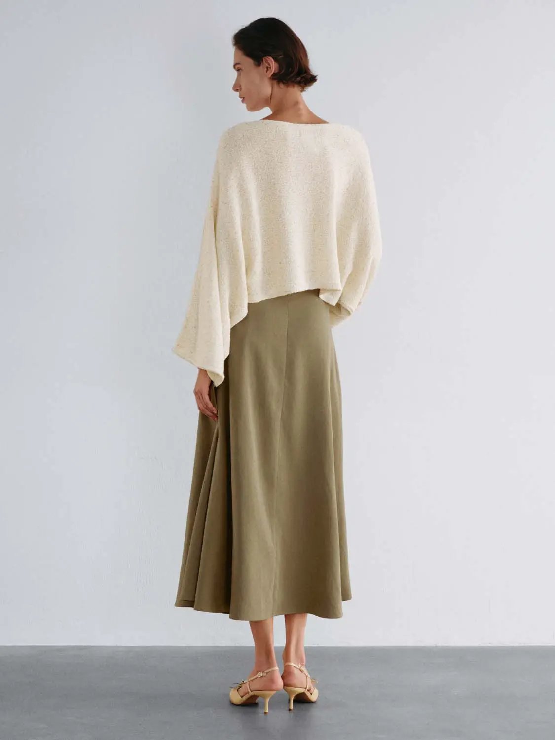 Oversized cropped textured cream sweater with boat neck and drop shoulders, paired with an olive skirt Urban Revivo