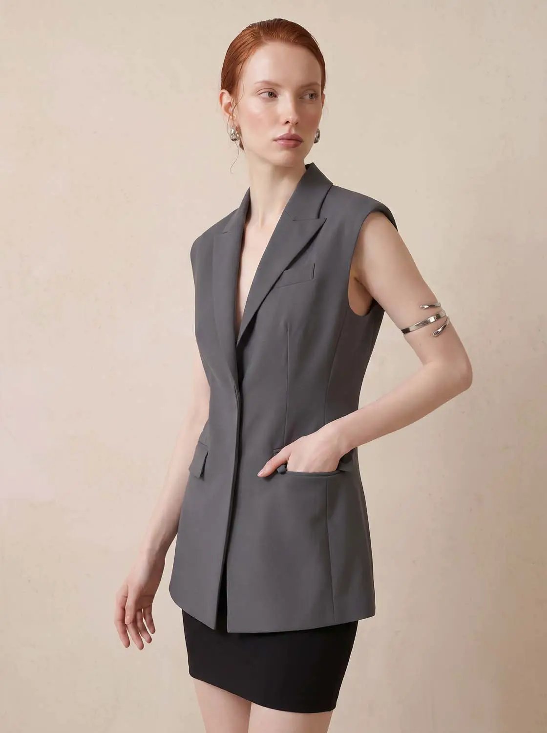 Sleeveless Lapel Collar Button Front Vest in gray with front pockets