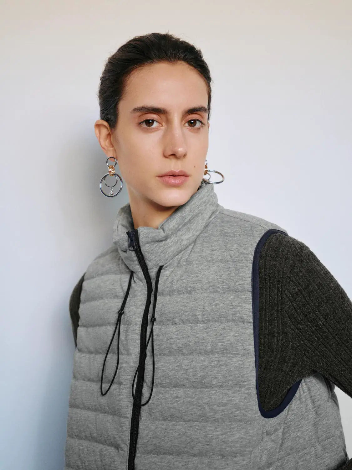 Down jacket Urban Revivo Fashion, light grey quilted with black zipper and high collar
