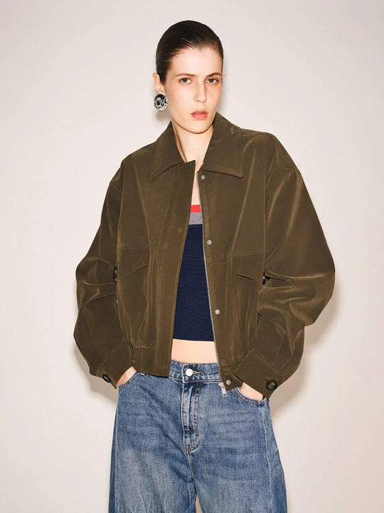 Giacca color oliva oversize, con colletto da camicia e cerniera frontale