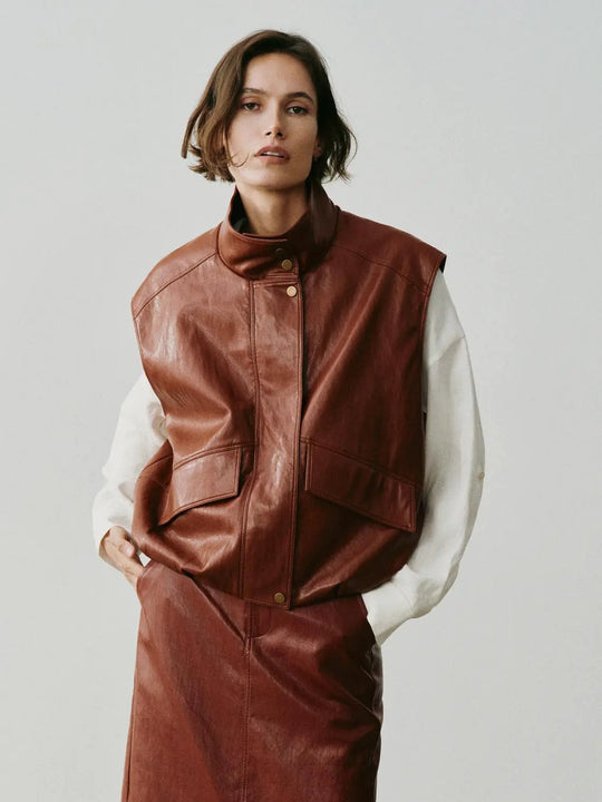 Gilet smanicato in ecopelle con colletto rialzato e chiusura con bottoni automatici