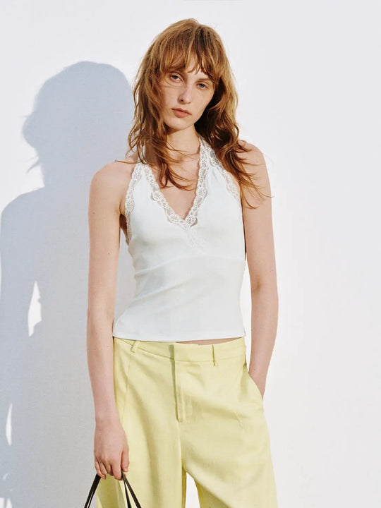 Tops ajustados de tirantes halter con encaje