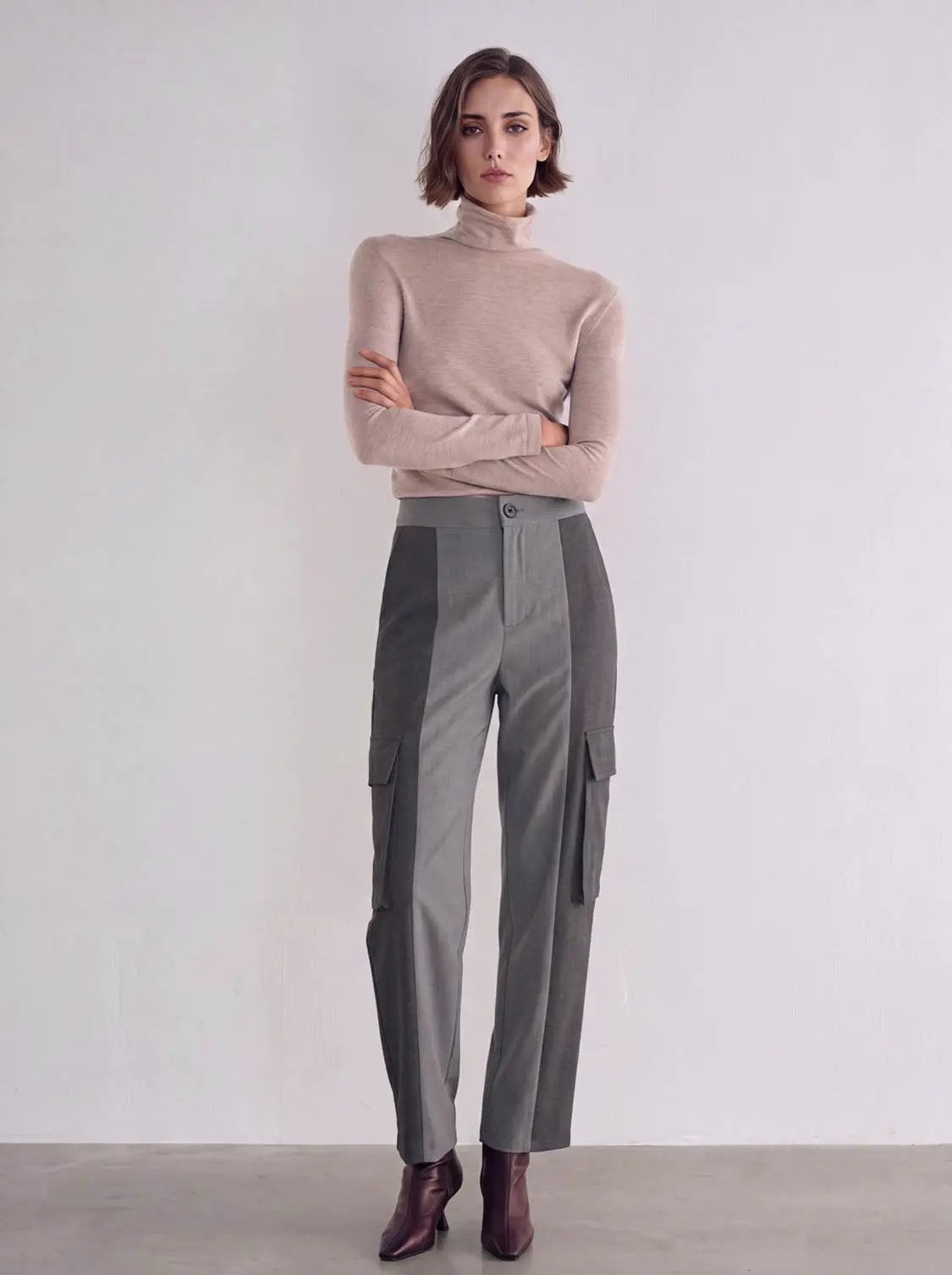 Drawstring Waist Contrast Spliced Barrel Cargo Cotton Pants in gray tones with cargo pockets, curved-leg pants