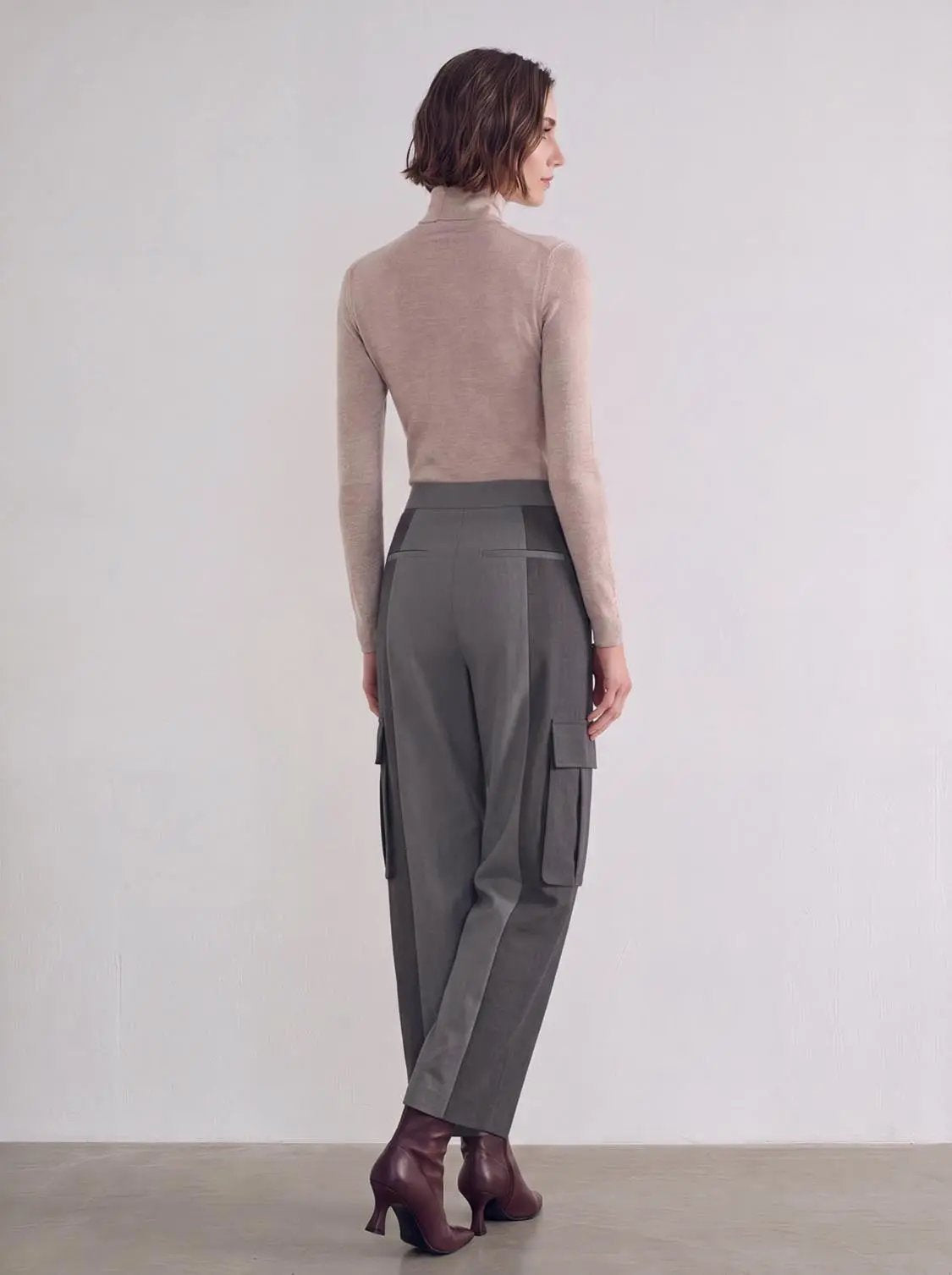 Drawstring waist cargo cotton pants with contrast-spliced detail and cargo pockets, gray