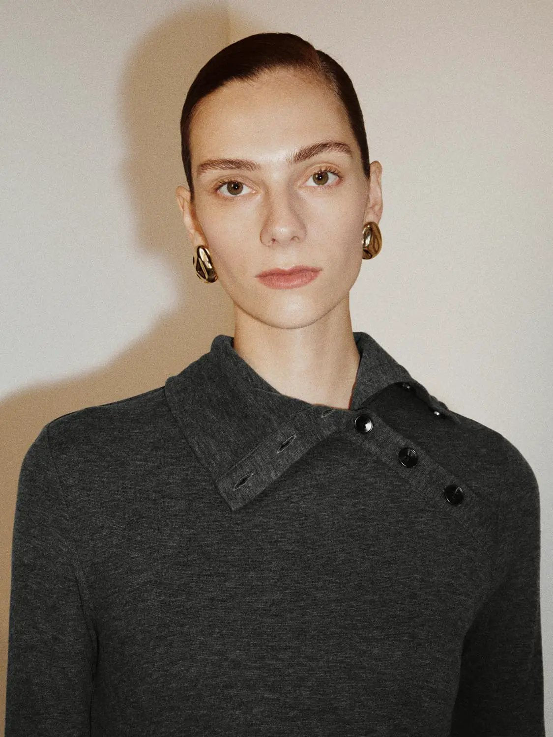 S-line Dress in dark gray knit with black buttoned collar accents