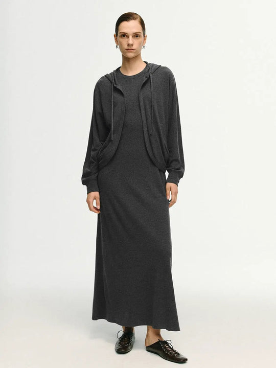 Gerades Maxikleid aus Strick mit Rundhalsausschnitt und Kapuze