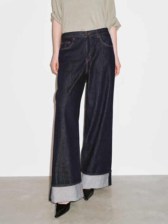 Jeans mit weitem Bein und Umschlag