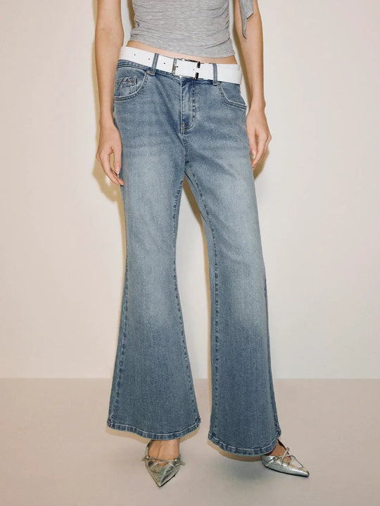 Jean évasé en coton bleu délavé, taille mi-haute et ceinture