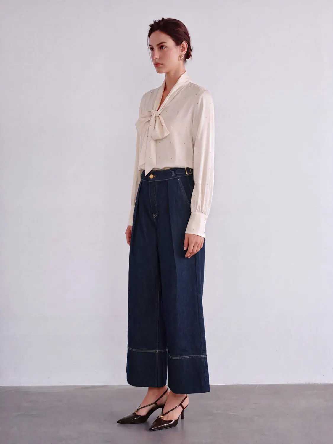 Jeans in dark indigo denim, high-waisted wide-leg with gold button hardware