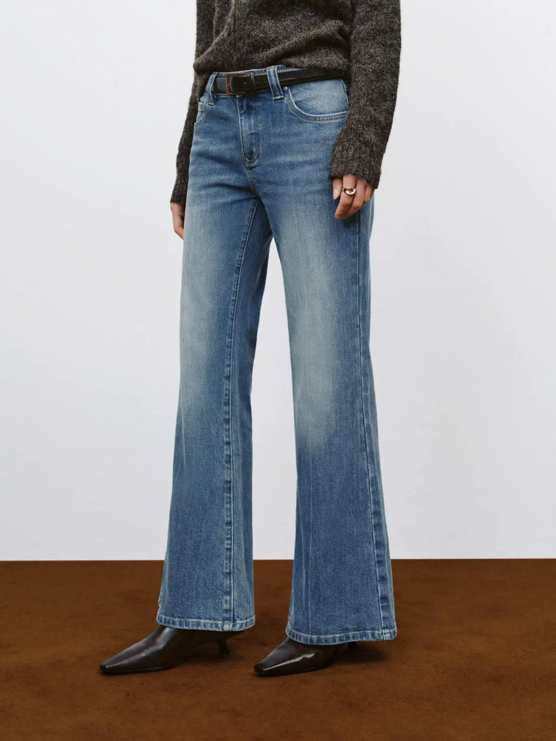 Jeans, light-wash blue, wide-leg fit with brown belt