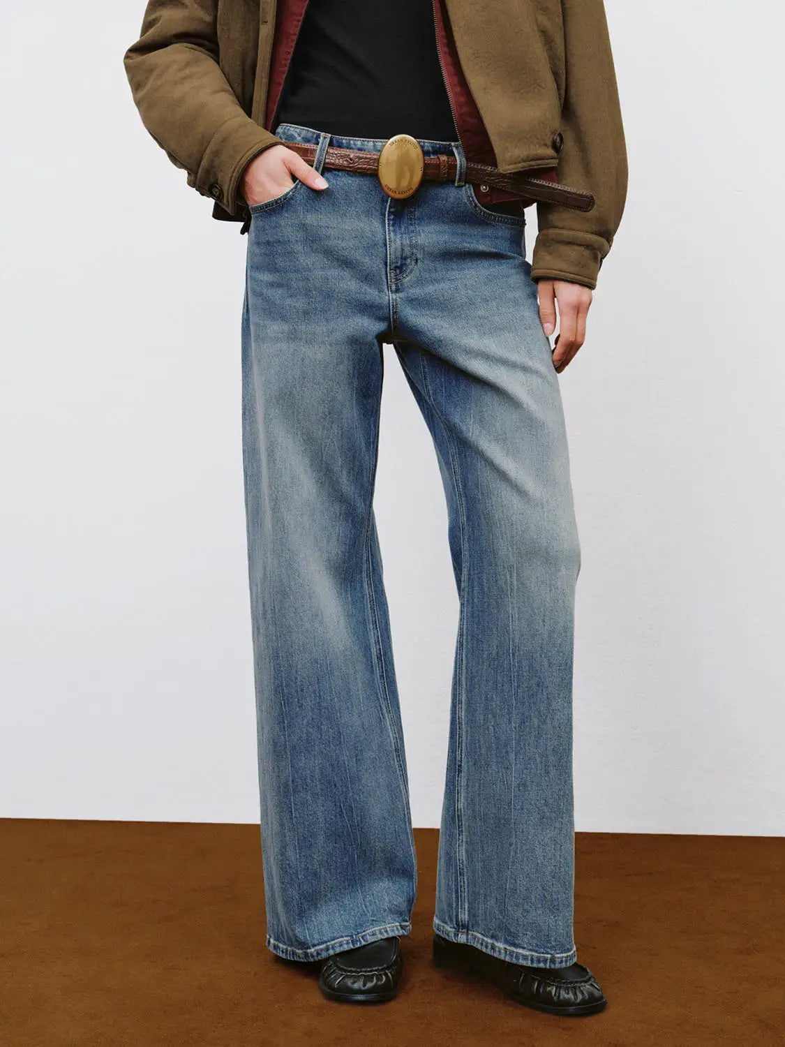 Jeans in light-wash denim with faded front, wide-leg cut.