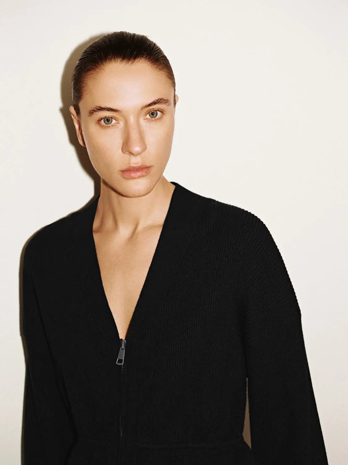 Zip-up balloon-sleeve knitted cardigan in black with front zipper