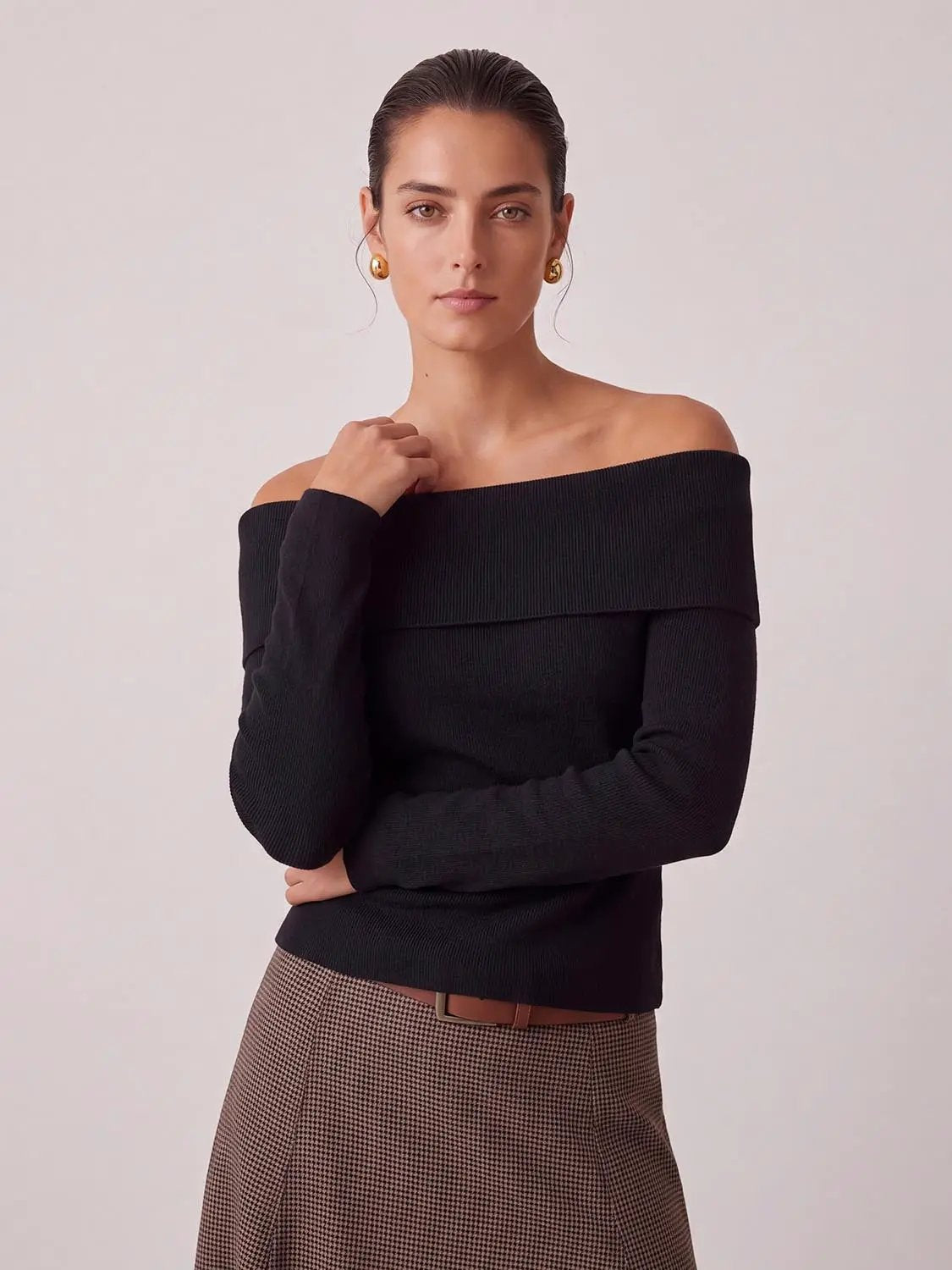 Off-shoulder black knitted long-sleeve T-shirt by Urban Revivo Fashion