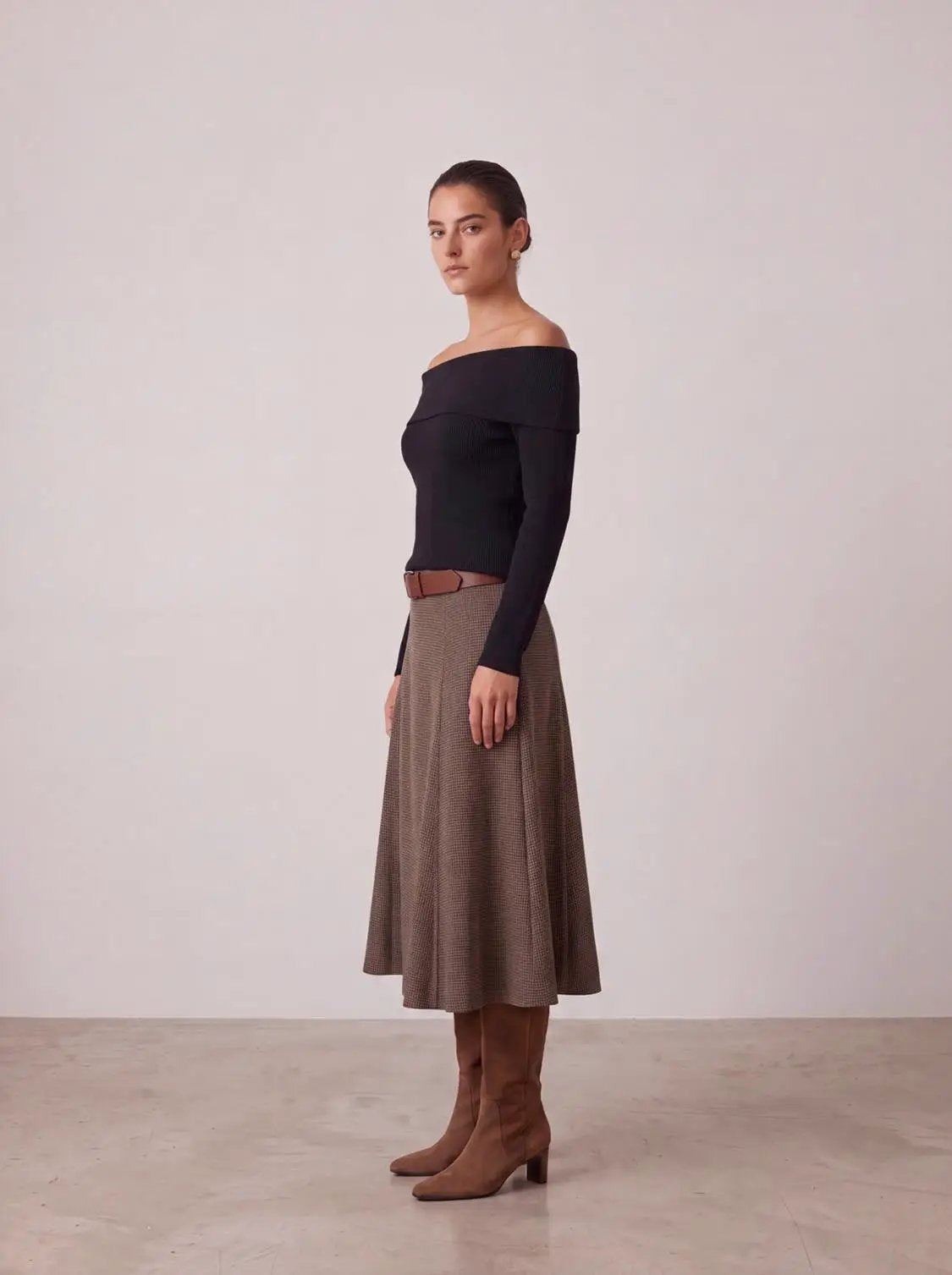 Off-shoulder long-sleeve black knitted T-shirt by Urban Revivo Fashion