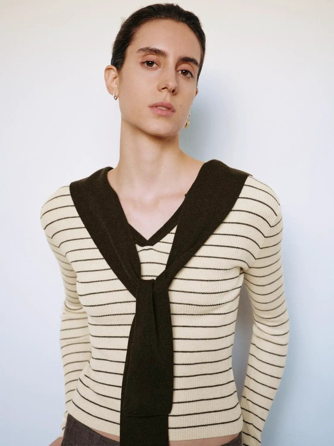 Fitted striped cream knit T-shirt with long sleeves and black shawl collar V-neck