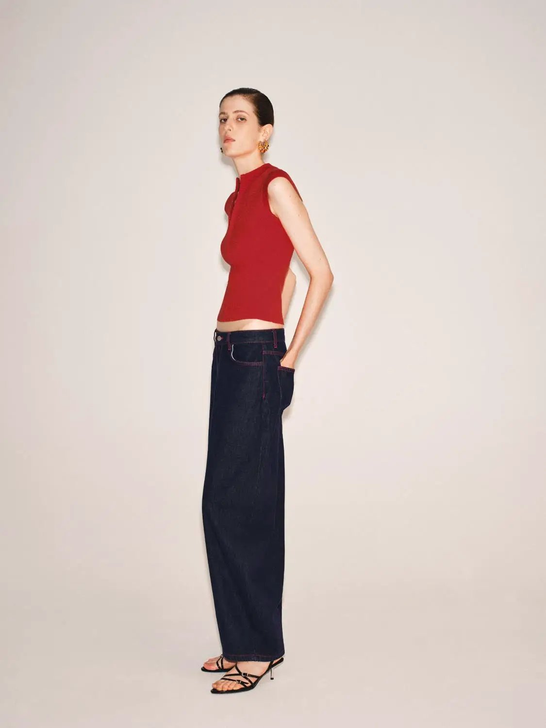 Knitted T-shirt top in red, sleeveless cropped knitwear by Urban Revivo Fashion