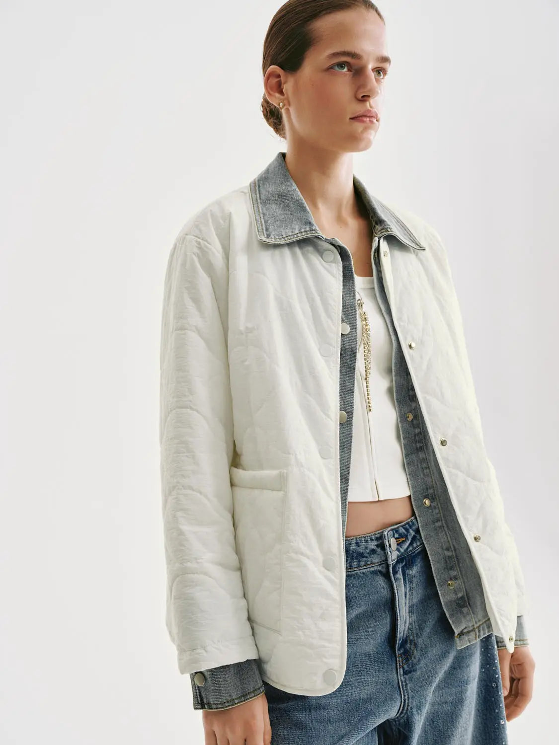 Padded jacket Urban Revivo Fashion in white quilted fabric with denim collar.