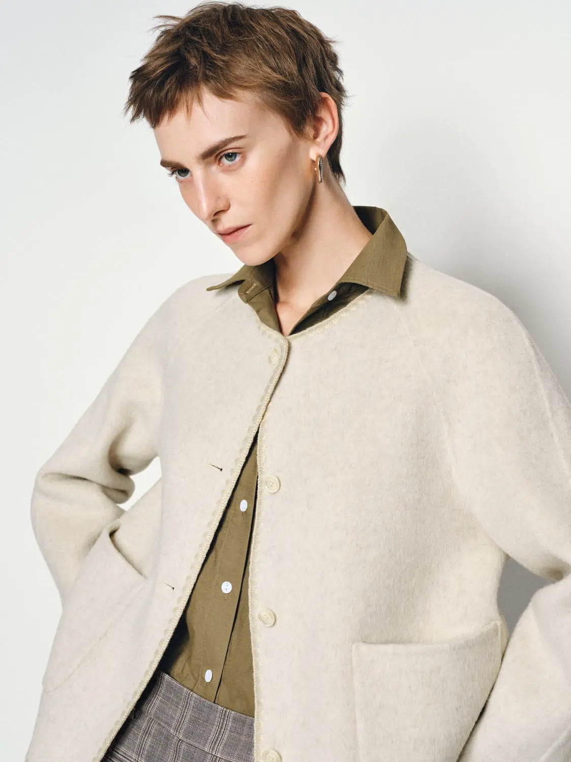 Coat, cream wool with oversized fit and large front pocket