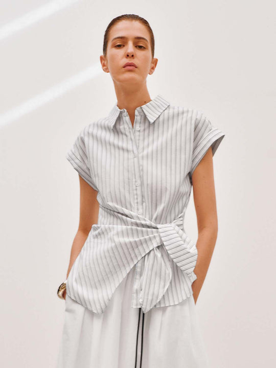 Camicia in cotone leggero a righe con vita a portafoglio