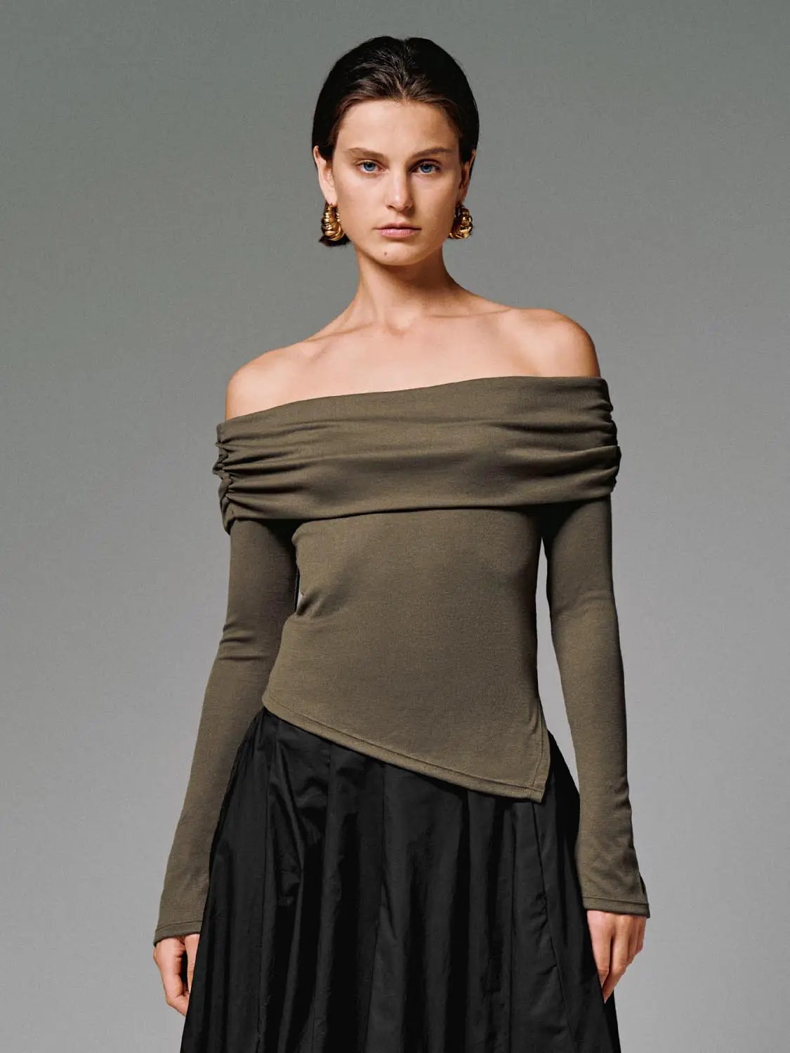 Off-shoulder long-sleeve T-shirt in olive green with draped neckline by Urban Revivo Fashion