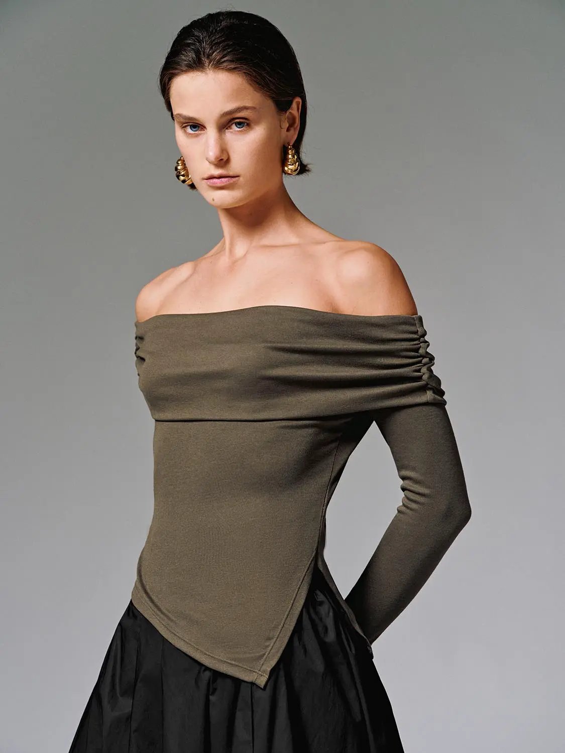 Off-Shoulder Long Sleeve T-Shirts in olive green with ruched shoulders by Urban Revivo Fashion