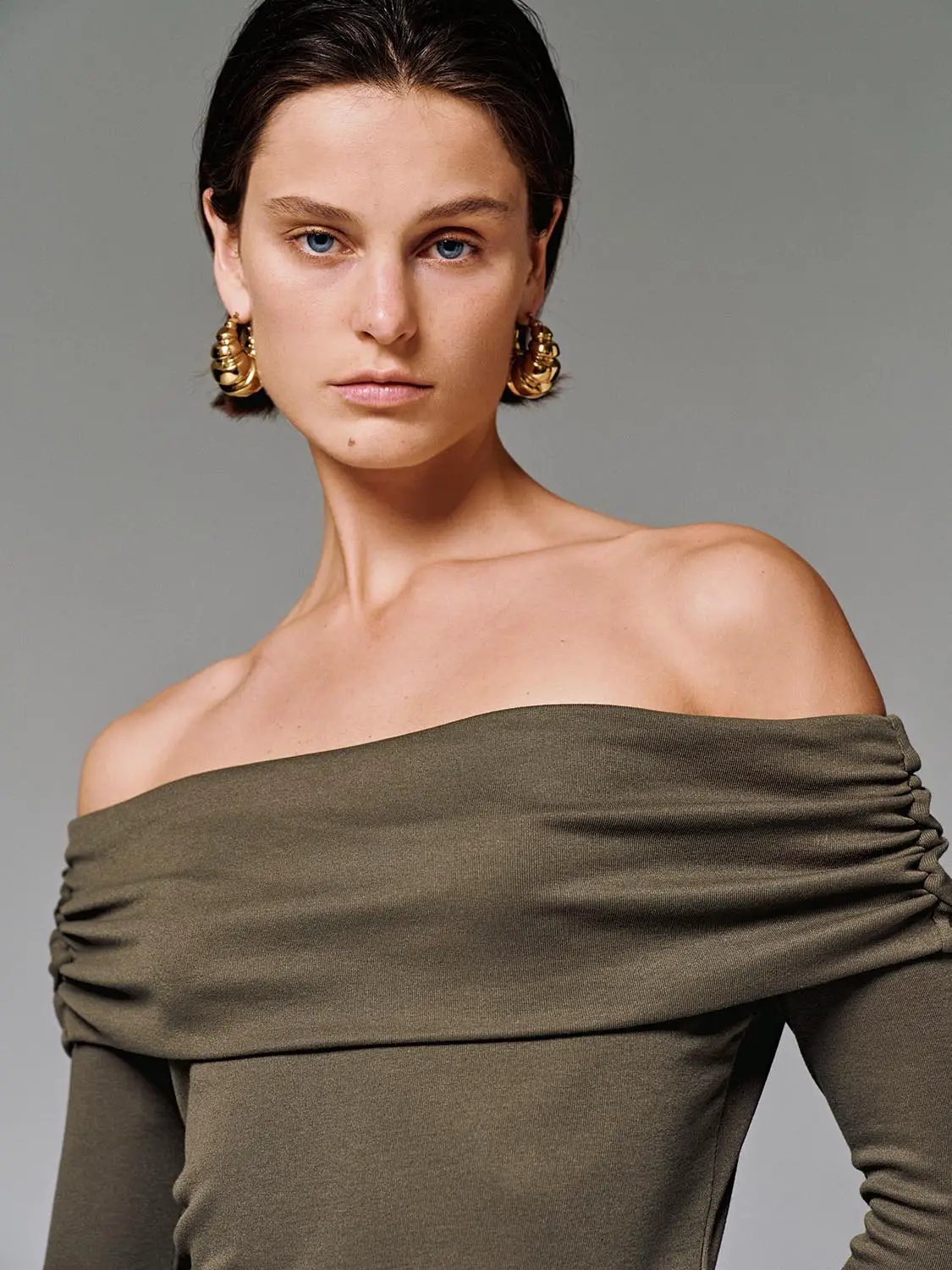 Off-shoulder long sleeve T-shirt in olive green by Urban Revivo Fashion