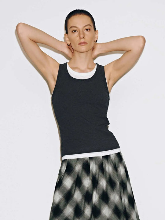 Tops ajustados sin mangas 2 en 1 en contraste