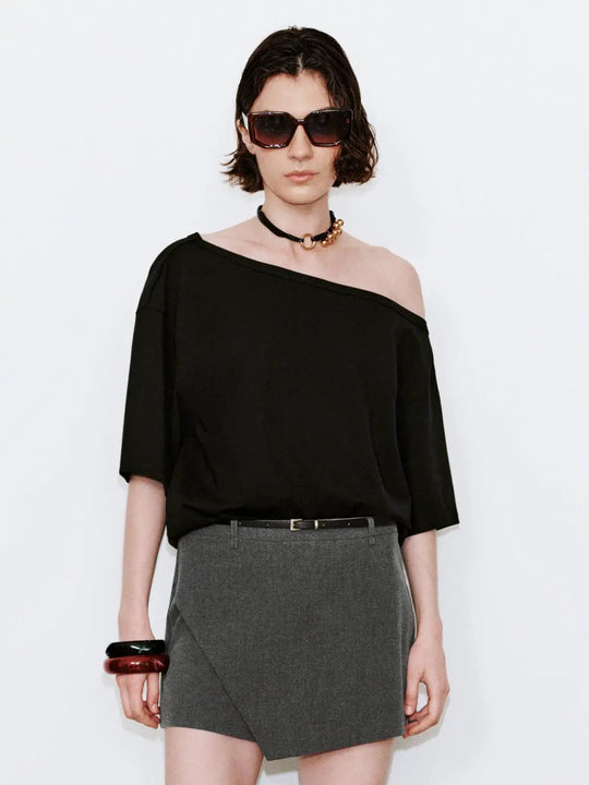 T-shirt larghe con una spalla scoperta