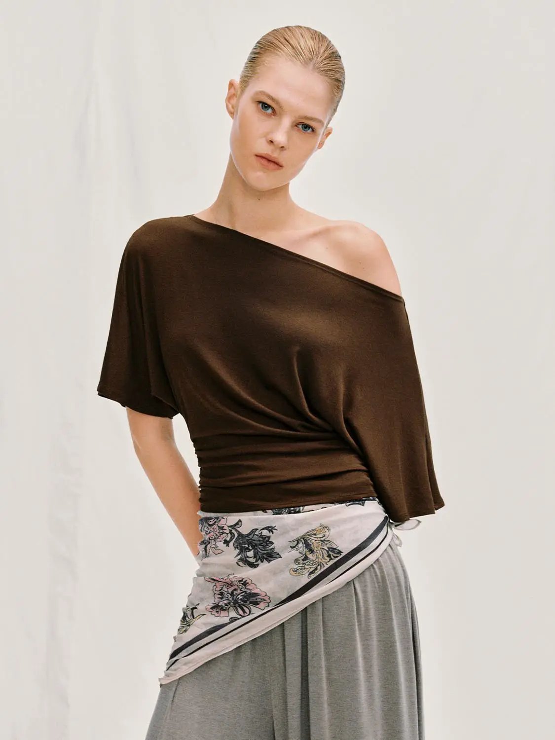 Draped short sleeve ruched-waist T-shirt in brown by Urban Revivo Fashion