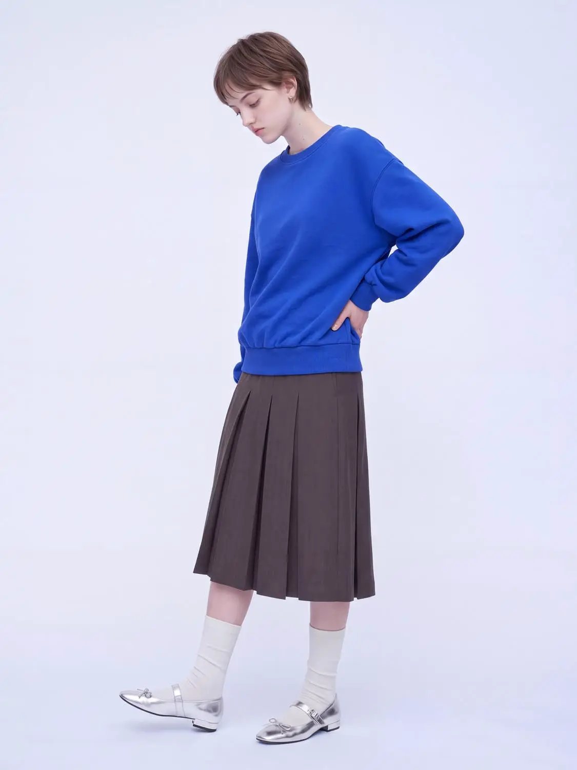 Sweatshirt in blue from Urban Revivo Fashion, paired with a brown pleated midi skirt