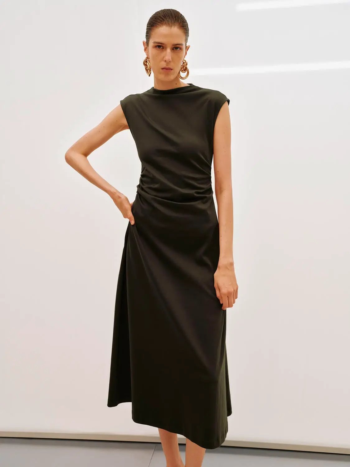 A-Line black dress, midi-length, sleeveless, for evening wear.