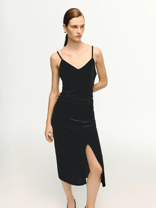 Elegantes Midikleid mit Spaghettiträgern und Schlitz