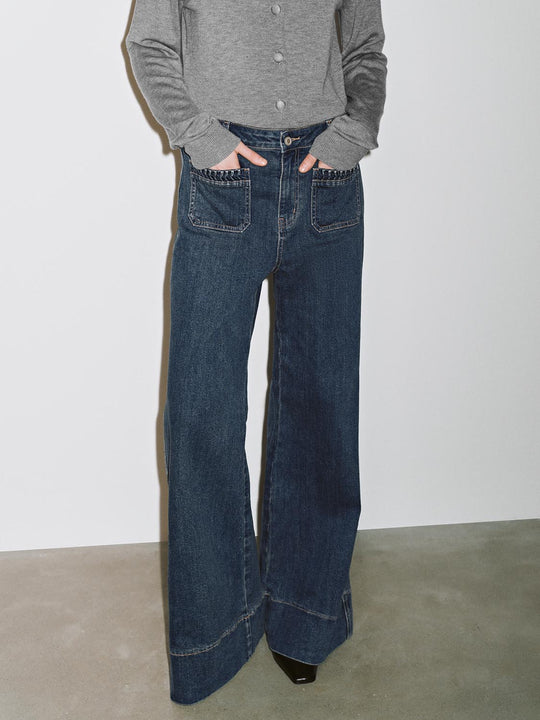 Jeans acampanados con bolsillo parche