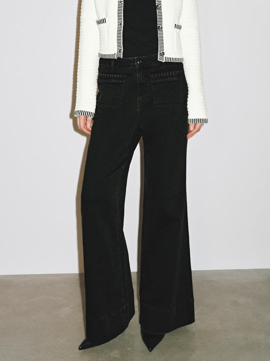 Jeans acampanados con bolsillos parche