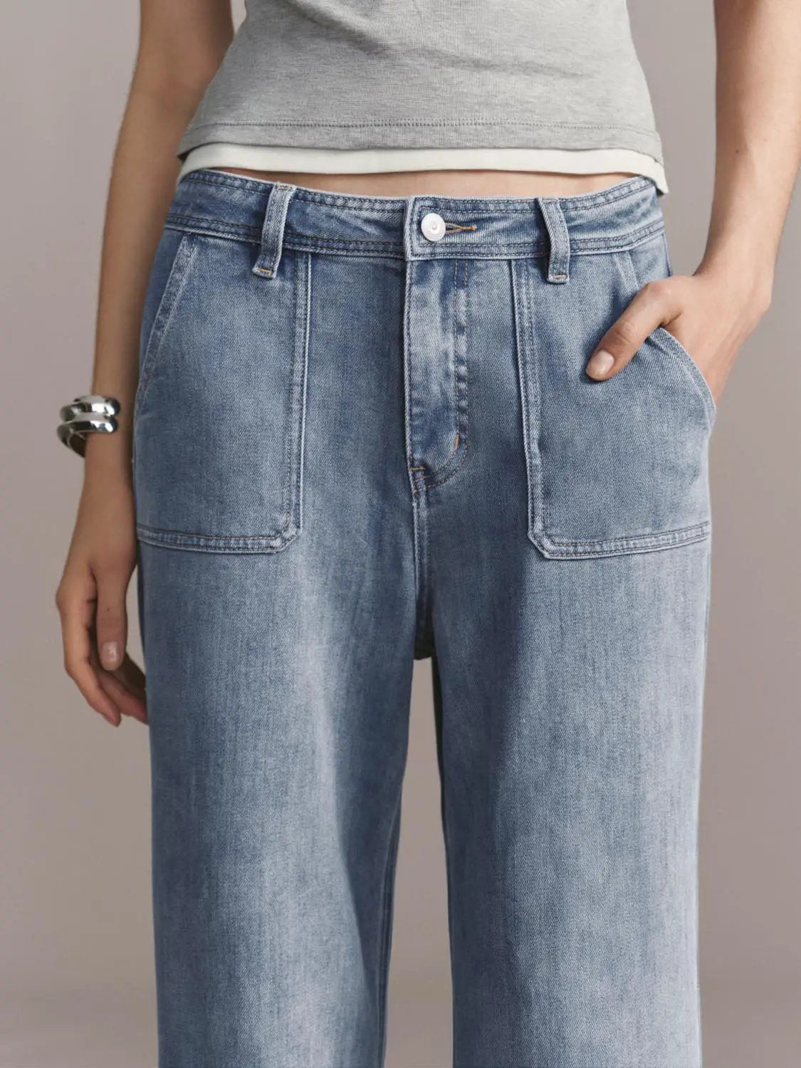 Jeans in light blue denim with a high waist, belt loops and front patch pockets.