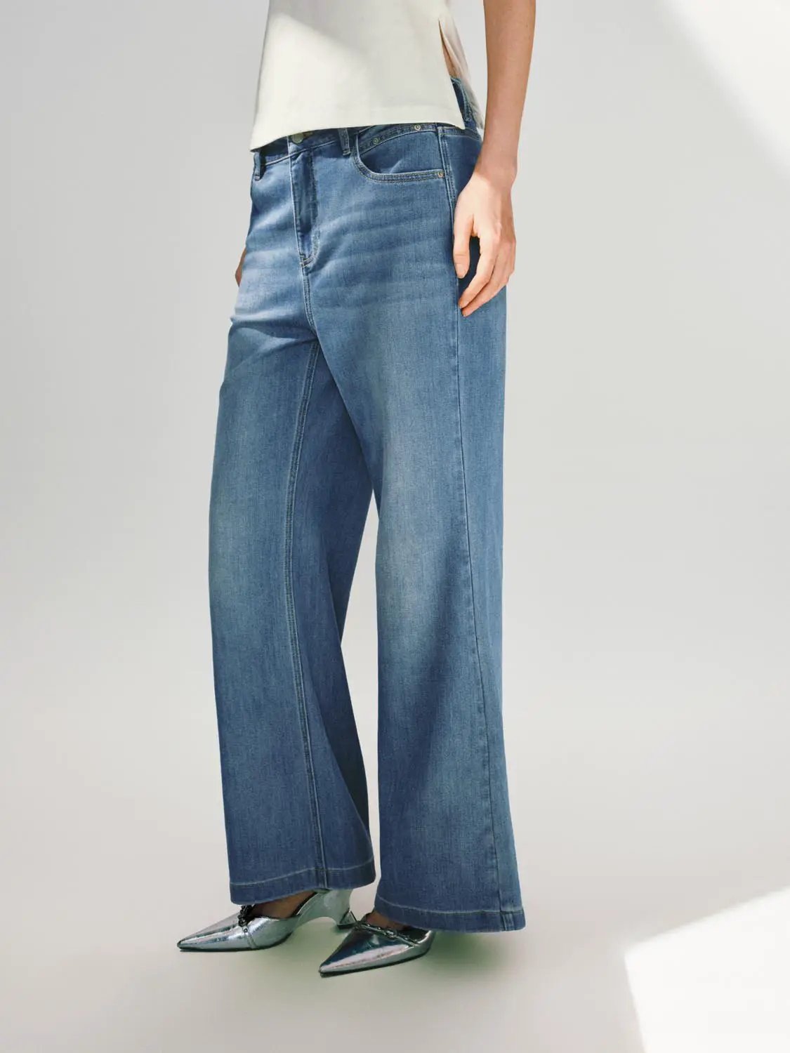 Women's wide-leg cotton-blend jeans with subtle light-blue wash