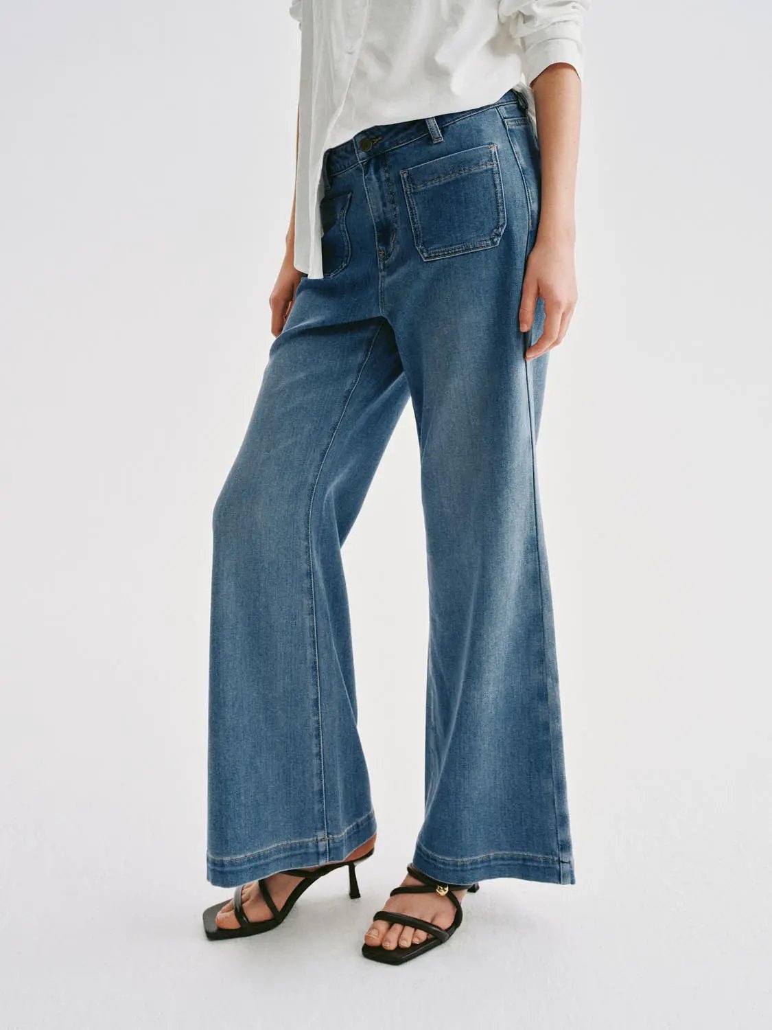 Vintage-style patch-pocket wide-leg jeans by Urban Revivo Fashion in blue denim