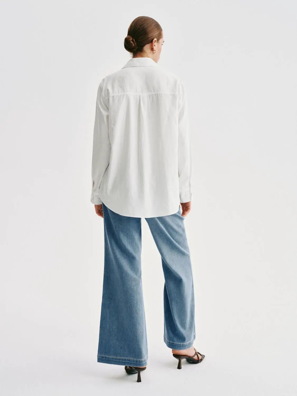 Vintage-style patch-pocket wide-leg jeans, blue denim; back view, Urban Revivo Fashion