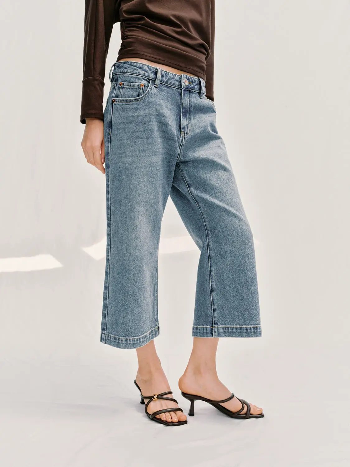 Jeans, light blue denim, cropped wide-leg fit with high waist by Urban Revivo Fashion