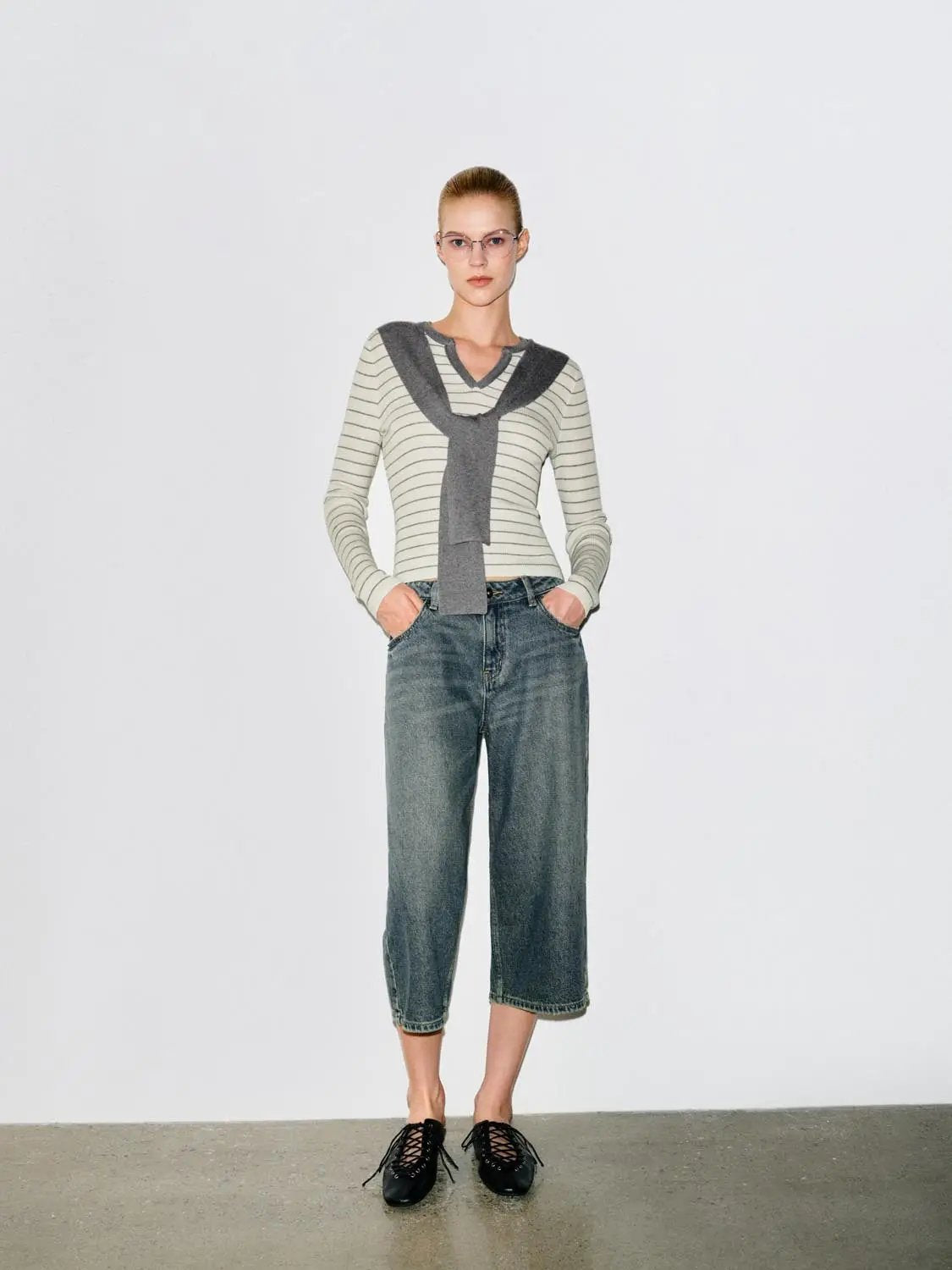 Relaxed mid-rise wide-leg Capri cotton jeans, dark denim, Urban Revivo Fashion.