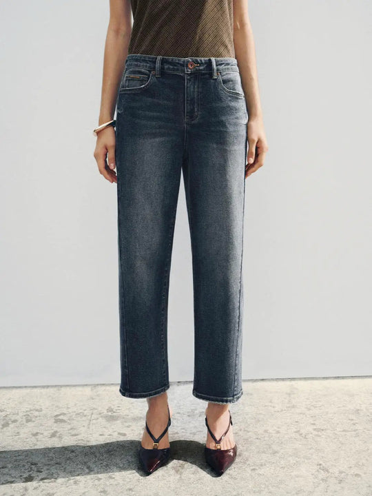 Jean en mélange de coton à jambe droite, taille mi-haute, délavé et à ourlet effiloché