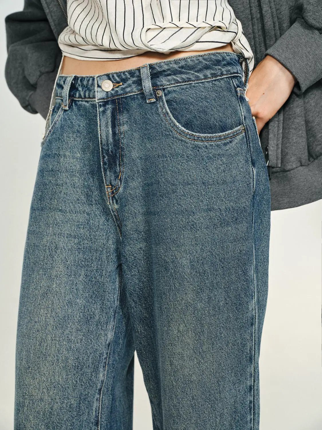 Mid-rise medium-wash cotton wide-leg jeans by Urban Revivo Fashion