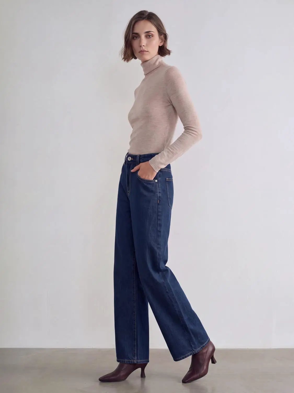 Jeans in dark blue denim with a wide-leg cut, versatile everyday wear