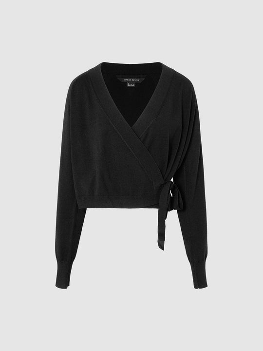 Überkreuzte gestrickte Strickjacken