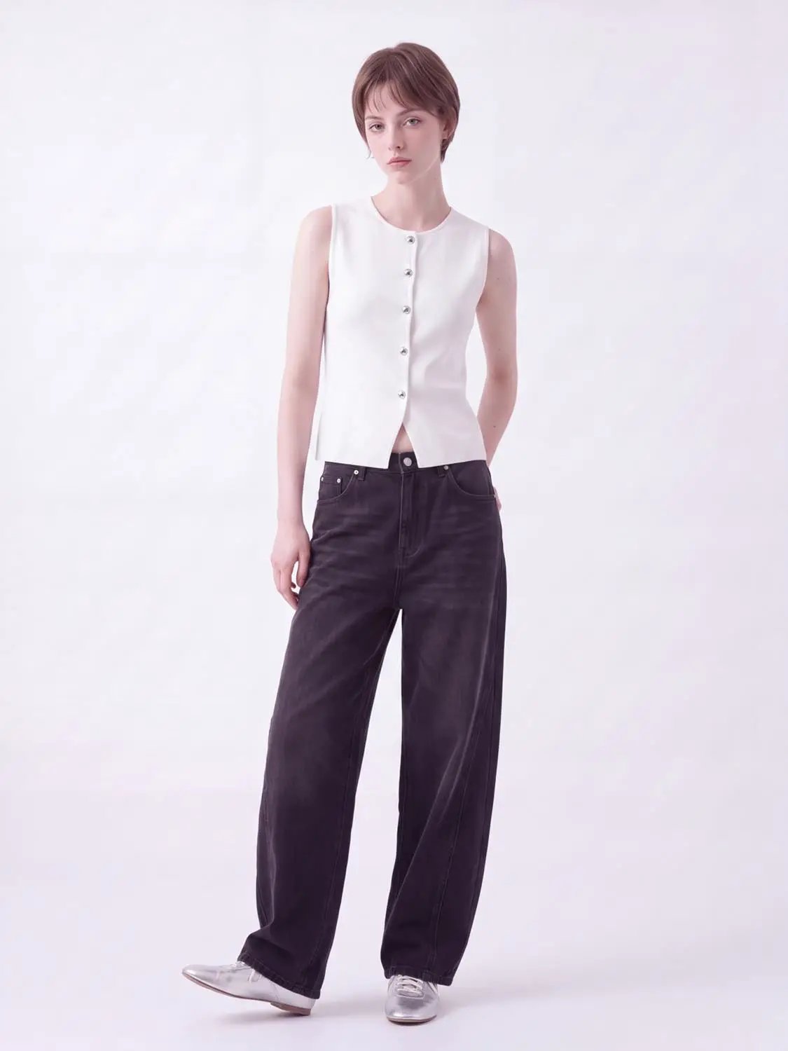Round neck button-front sleeveless cropped knit vest in white