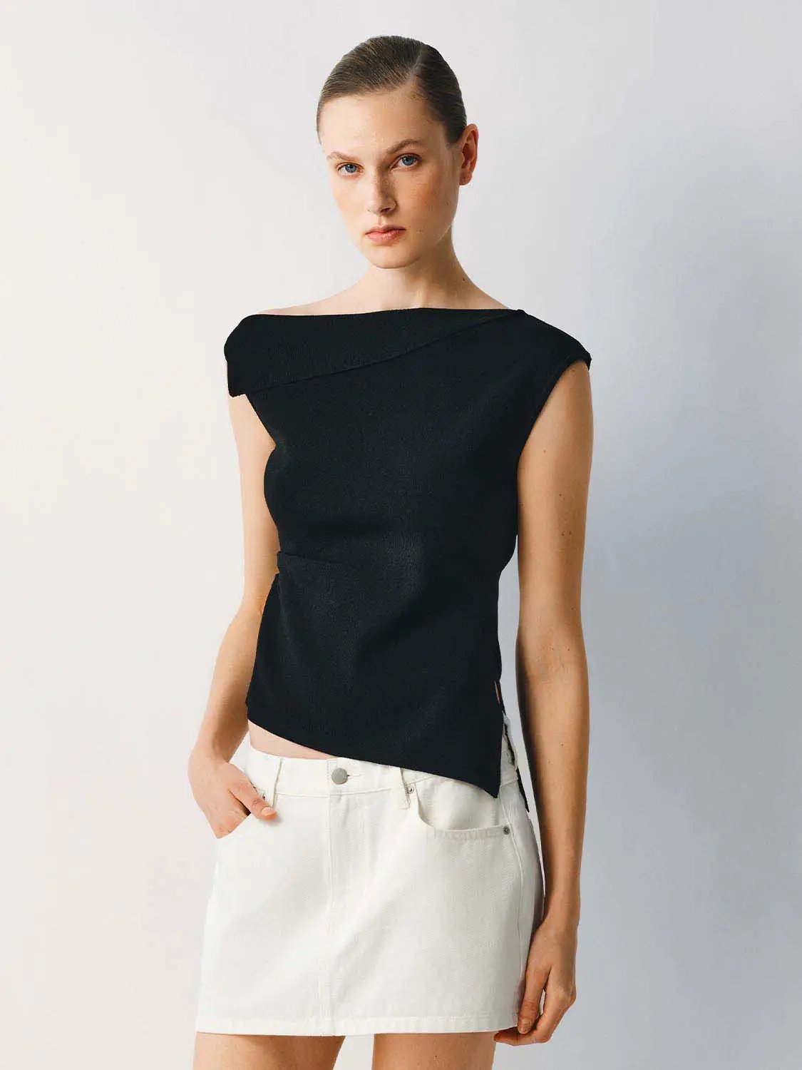 Medium Stretch T-Shirt in black knitted fabric by Urban Revivo Fashion